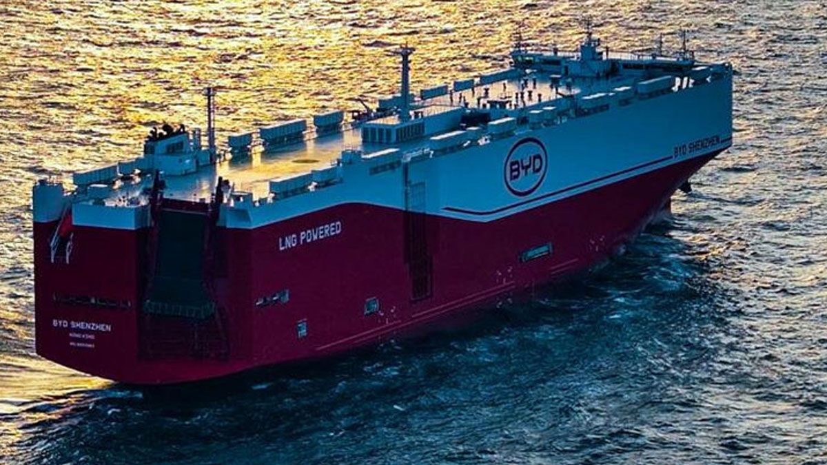 Una fortaleza en el mar. Un barco lleva hasta 10.000 autos para el mercado mundial de exportaciones. (Foto: GentilezaGizmodo)