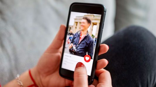 Lo descubrió en Tinder y lo grabó: las insólitas excusas de un novio acorralado qye se volvió viral