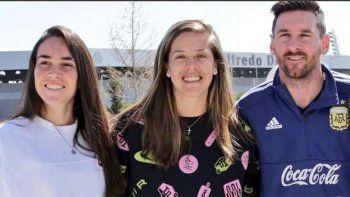 Agustina Barroso y Ruth Bravo, jugadoras de la Selección Argentina femenina, se reunieron con Messi en Madrid