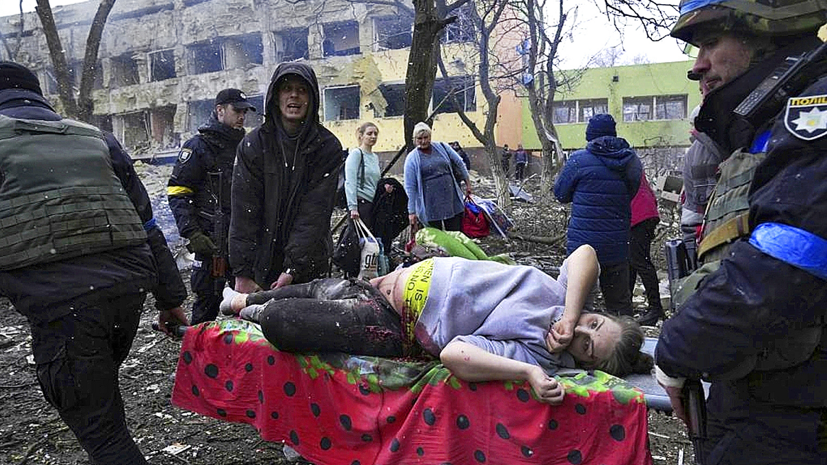 Ucrania y el ataque a la maternidad de Mariúpol: así rescataban a la mujer mujer embarazada cuya foto fue viral. Sucedió el pasado miércoles 9 de marzo. (Foto: Evgeniy Maloletka