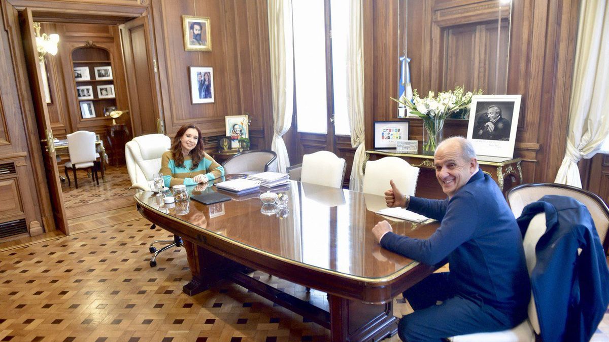 Cristina Kirchner recibió al intendente de Pehuajó e insistió con transformar los planes sociales en trabajo. (Twitter)
