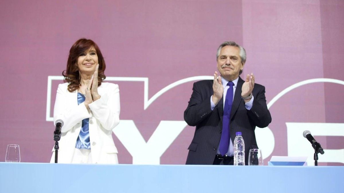 Alberto Fernández y Cristina Kirchner en el acto por los 100 años de YPF.