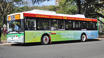 Ahora un estudio propone intervenir en parte del transporte público de la Ciudad de Buenos Aires. Se trata de electrificar el sistema de colectivos. En particular unas primeras 32 líneas. Ahora un estudio propone intervenir en parte del transporte público de la Ciudad de Buenos Aires. Se trata de electrificar el sistema de colectivos. En particular unas primeras 32 líneas.