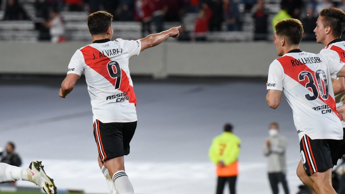 Álvarez y un golazo para el 1-1 de River.