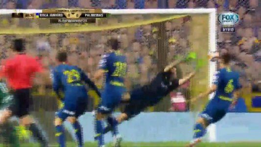 Rossi, con una volada extraordinaria, salvó a un Boca que sufre