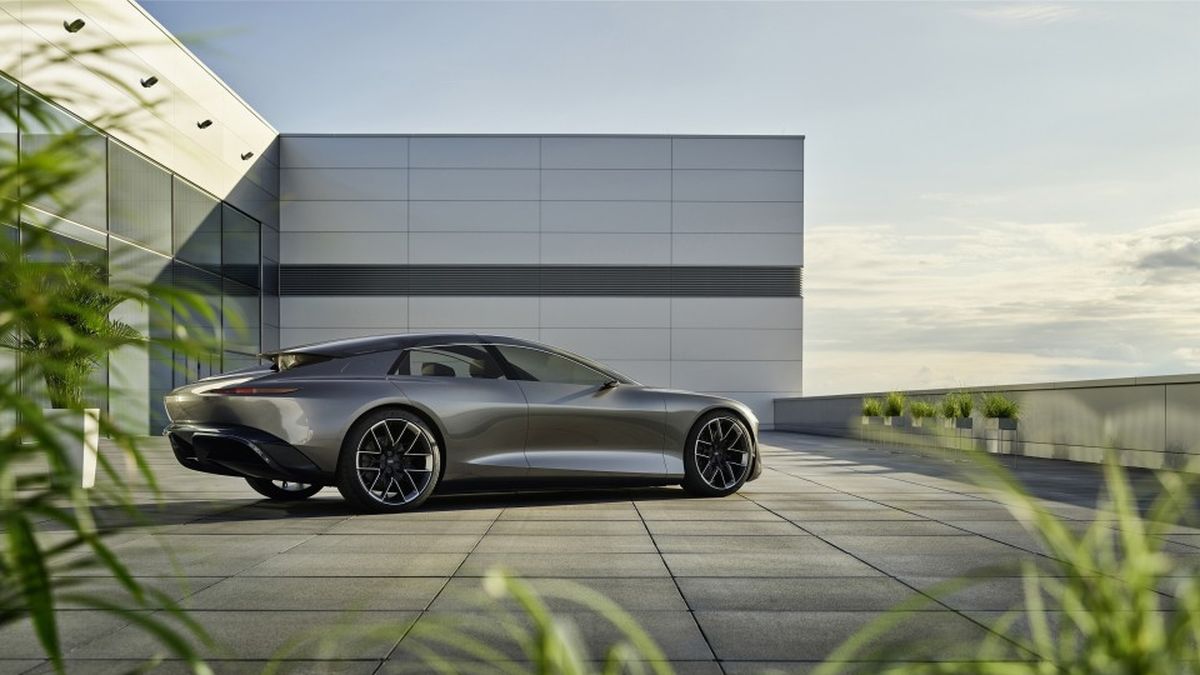 Los dos motores eléctricos del Audi grandsphere concept ofrecen una potencia total de sistema de 530 kW (720 CV) y un par motor de 960 Nm. Bastan 10 minutos para cargar la batería hasta un nivel suficiente para recorrer más de 300 kilómetros