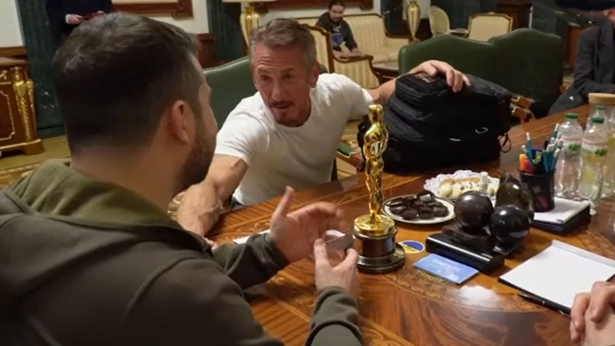 Sean Penn le entrega uno de sus premios Oscar a Zelensky para que lo conserve hasta la victoria. (Foto: AP)