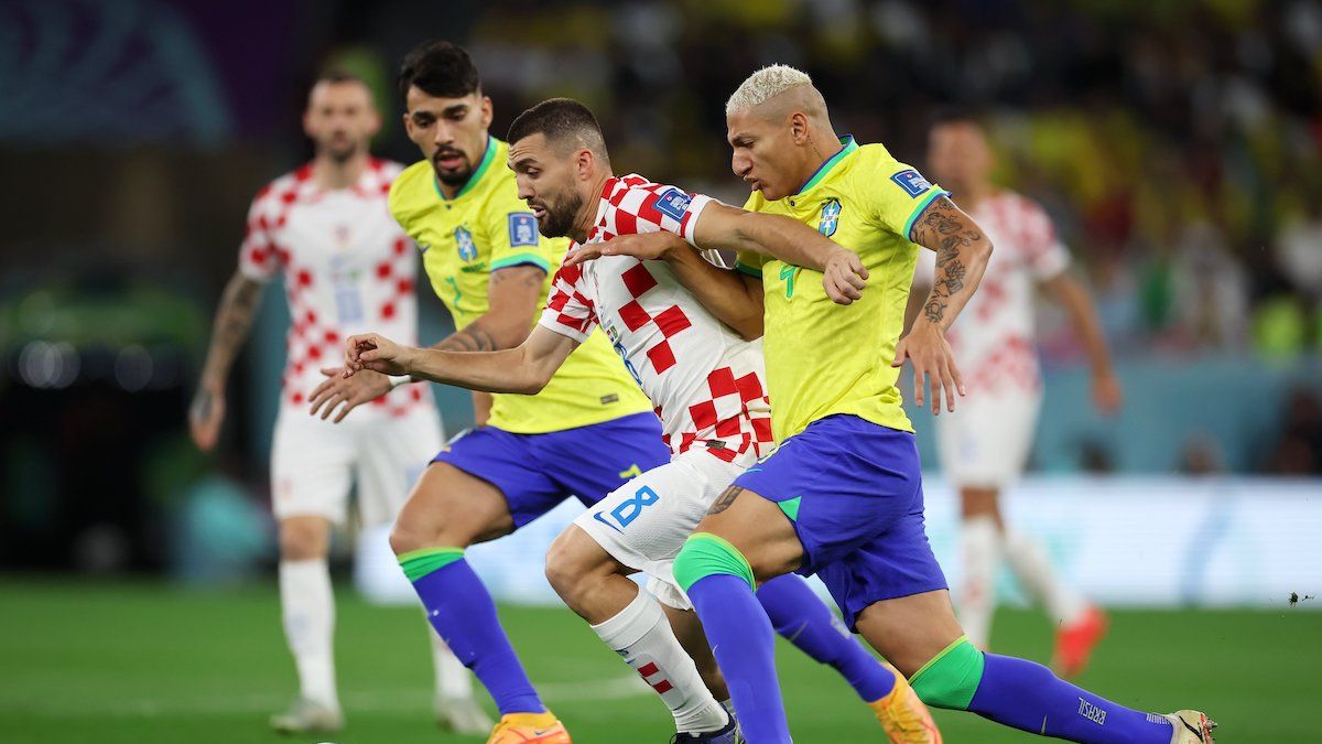 Kovacic escapa de la marca de Richarlison durante un primer tiempo muy parejo (Foto: gentileza FIFA.com).