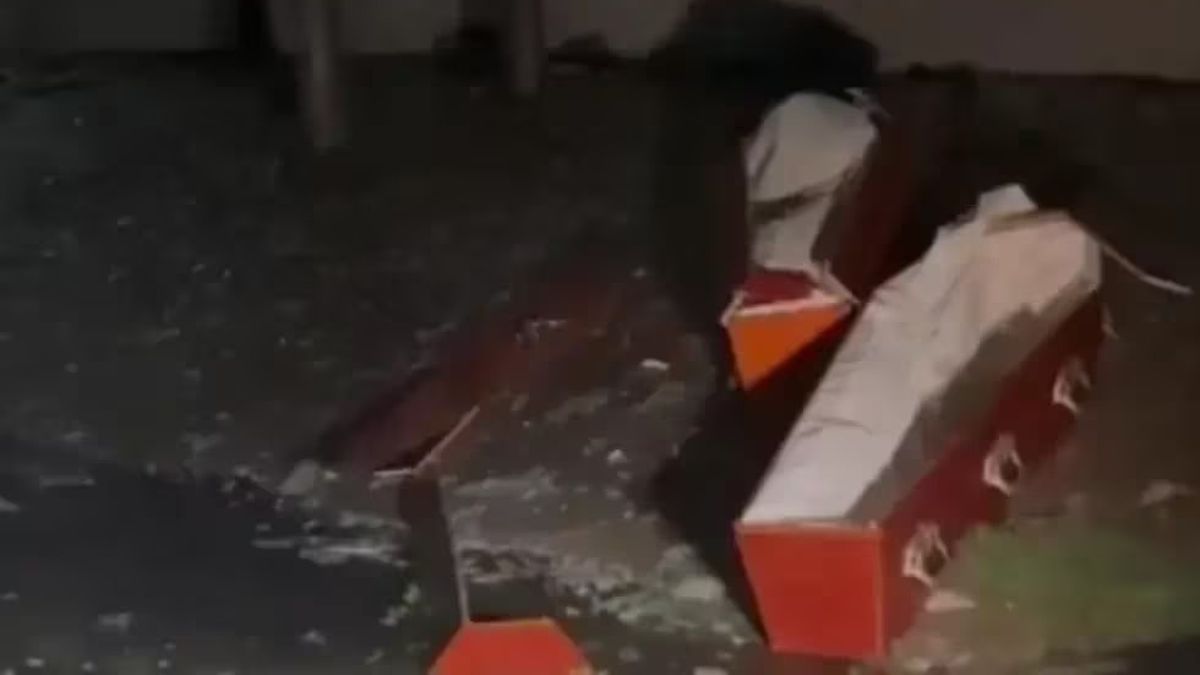 Así quedaron los ataúdes que salieron despedidos por el temporal (Foto: captura A24).