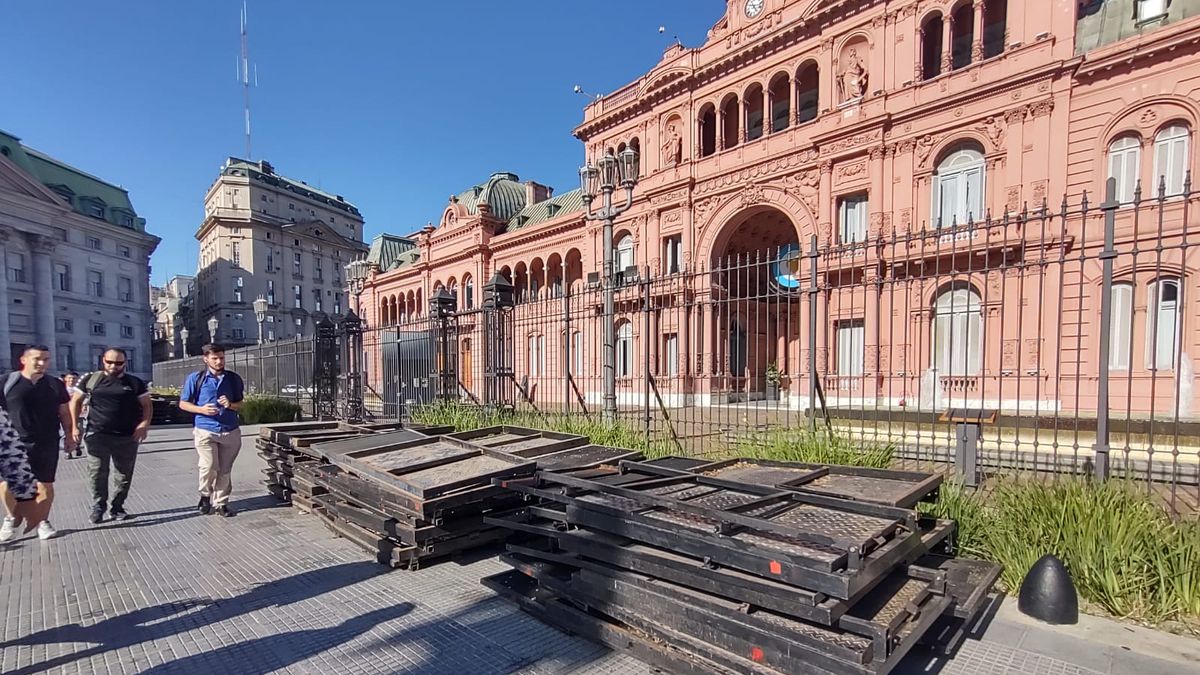 En la Casa Rosada recibieron las vallas para cercar el frente del palacio para evitar violencia en los festejos por el Mundial