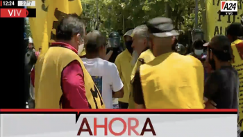 Castells y sus militantes entraron por la fuerza a la sede del gobierno porteño