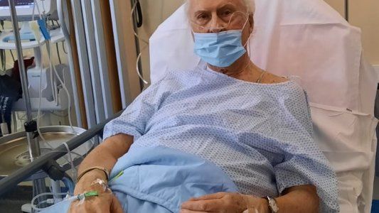 Fernando Pino Solanas está internado en París con coronavirus y su mujer permanece aislada en su casa