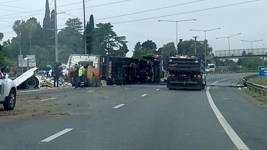 Vuelco y demoras en la Panamericana: más de 10 kilómetros de cola por el accidente de un camión