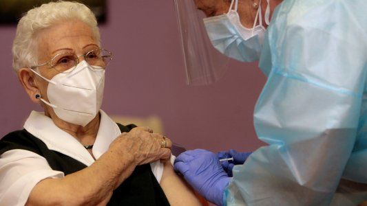 Según la OMS, en el mundo ya se aplicaron 28 millones de dosis de vacunas contra el Covid-19