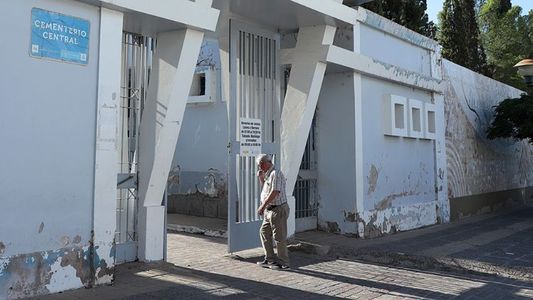 Encontraron un cuerpo sin identificar dentro de la tumba de una pareja de ancianos en el cementerio central de Neuquén