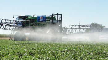 Proyecto de Ley de agroquímicos del oficialismo prohíbe la aplicación aérea y pone límite de 1.500 metros para las terrestres