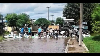 En medio de las inundaciones, denuncian que un intendente de Chaco se hizo una muralla alrededor de su casa