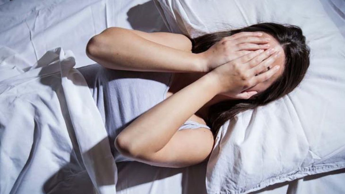 La parálisis del sueño es una condición en la que alguien es incapaz de moverse o hablar al quedarse dormido o al despertar