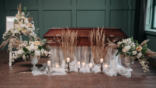 Fingió su muerte para ver quién asistía a su funeral y sorprendió a los presentes con una fiesta por su cumpleaños