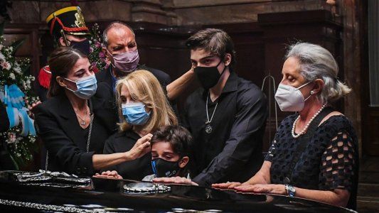 Familiares, dirigentes y ciudadanos se acercaron para despedir a Carlos Menem en el Senado