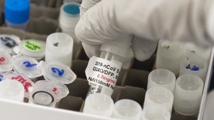 Oxford desarrollará una nueva vacuna: su primera versión tiene poca eficacia contra la cepa sudafricana del Covid-19