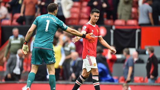 Dibu Martínez los volvió a comer: provocó a Cristiano e hizo que Bruno Fernandes errara el penal