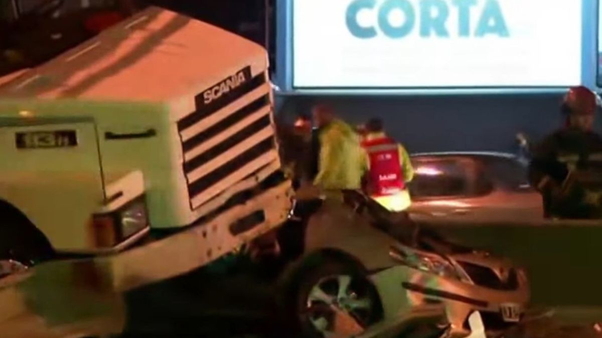 El fiscal tendr&iacute;a acreditado que un Peugeot 206 "choc&oacute; contra el cami&oacute;n, que pierde el control y va desde el carril lento al r&aacute;pido" (Foto: archivo).