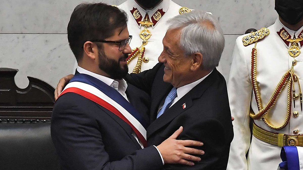 Piñera le entrega la banda presidencial a Boric