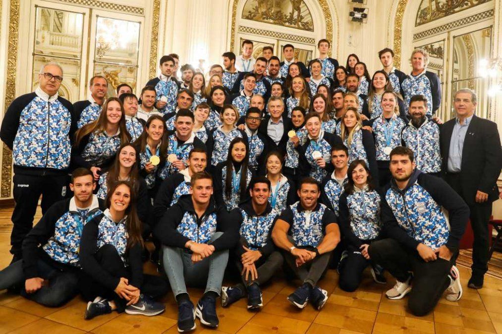 En medio de la fuerte incertidumbre financiera y política, Macri recibió a los atletas de los Juegos Panamericanos