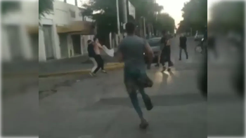 un grupo de doce hombres le dio una brutal paliza a dos mujeres y un joven a la salida de un bar en la matanza