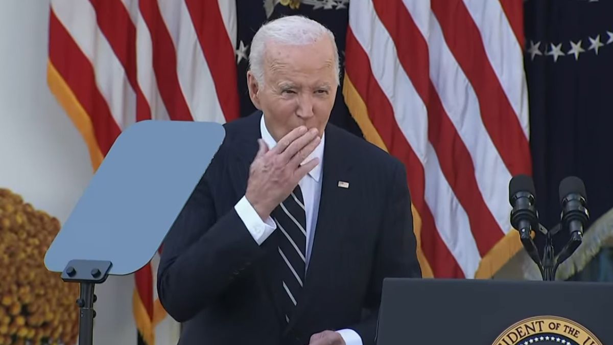 Joe Biden, se despide con un beso a quienes escucharon su mensaje en los jardines de la Casa Blanca. (Foto: Captura de TV)