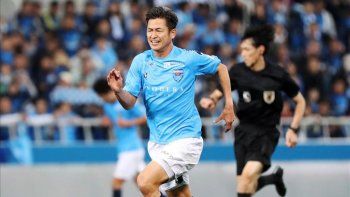 A los 52 años, el futbolista japonés que inspiró al creador de Los Supercampeones renovó contrato con Yokohama FC
