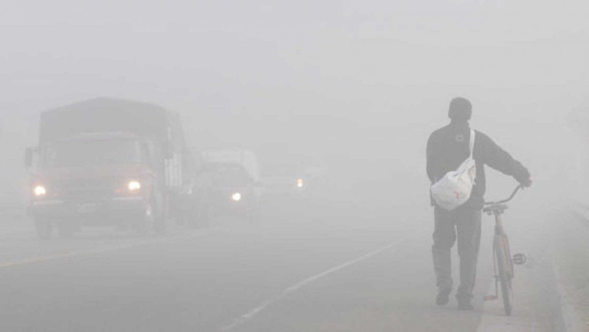 Por la niebla cierran aeropuertos y cancelan vuelos hasta las 16