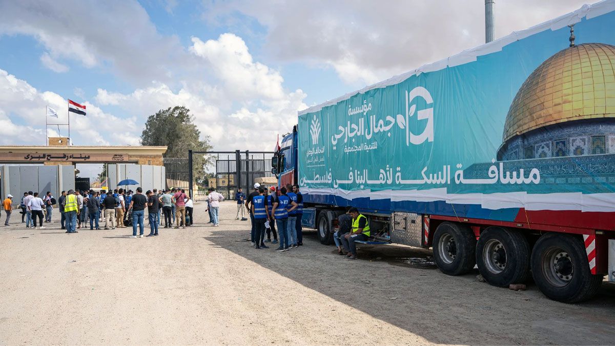 Camiones con ayuda humanitaria para los gazatíes se acumulan en Egipto, en el paso de Rafah (Foto: gentileza ABC)