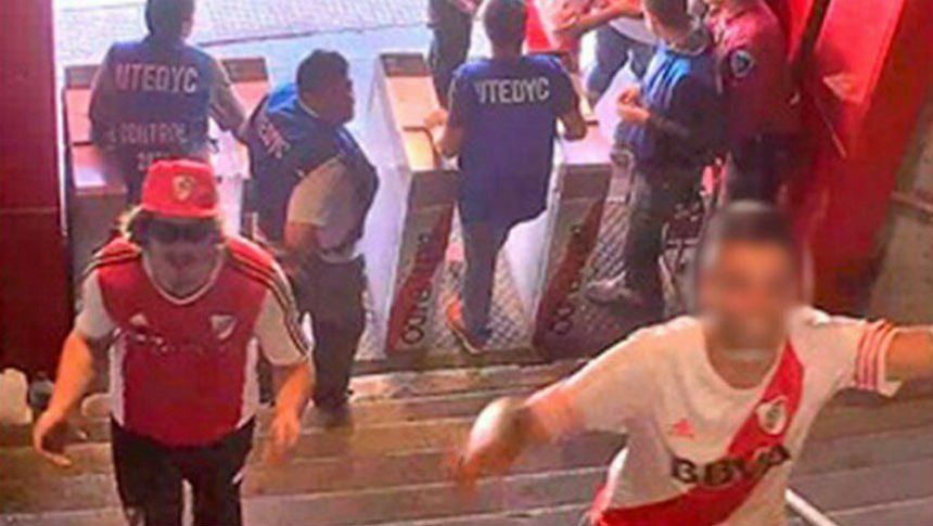 Así ingresaba al Monumental el detenido por el ataque al micro de Boca