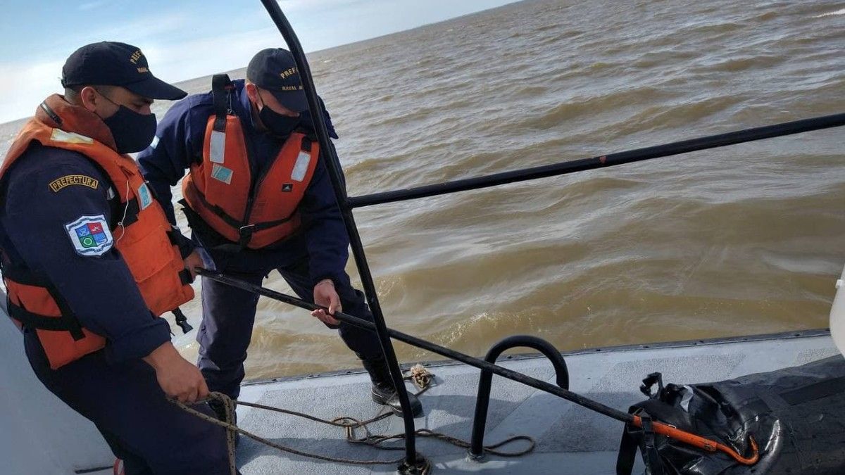 Río de la Plata: rescatan a dos náufragos que nadie buscaba y encontraron un cuerpo a la deriva con 37 kilos de cocaína