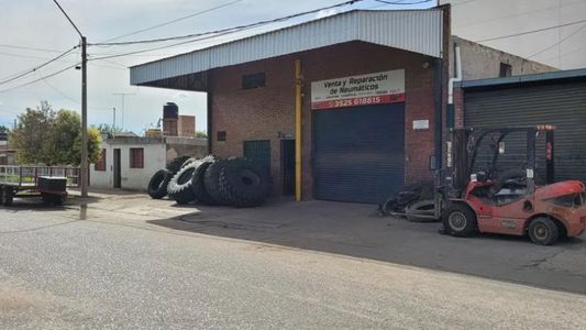 Inexplicable: estaba cambiando una rueda, le explotó en la cara y murió