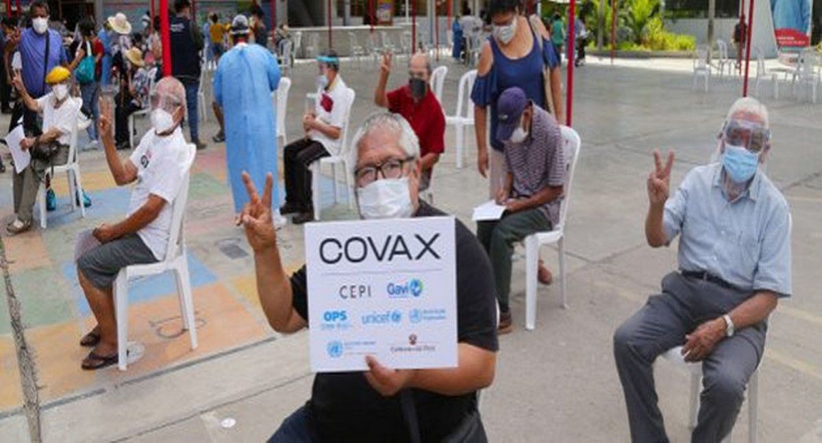 Personas de edad avanzada esperan para recibir las vacunas contra el Covid-19 en un centro de vacunación en Lima. (Foto: José Vilca/Unicef)