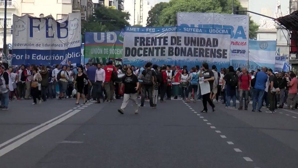 ¡Ya son 25 días!: Los docentes bonaerenses vuelven a parar y el gobierno los acusa de hacer política