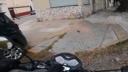 Video: persiguió a un ladrón que había robado un celular y fue aplaudido como un héroe