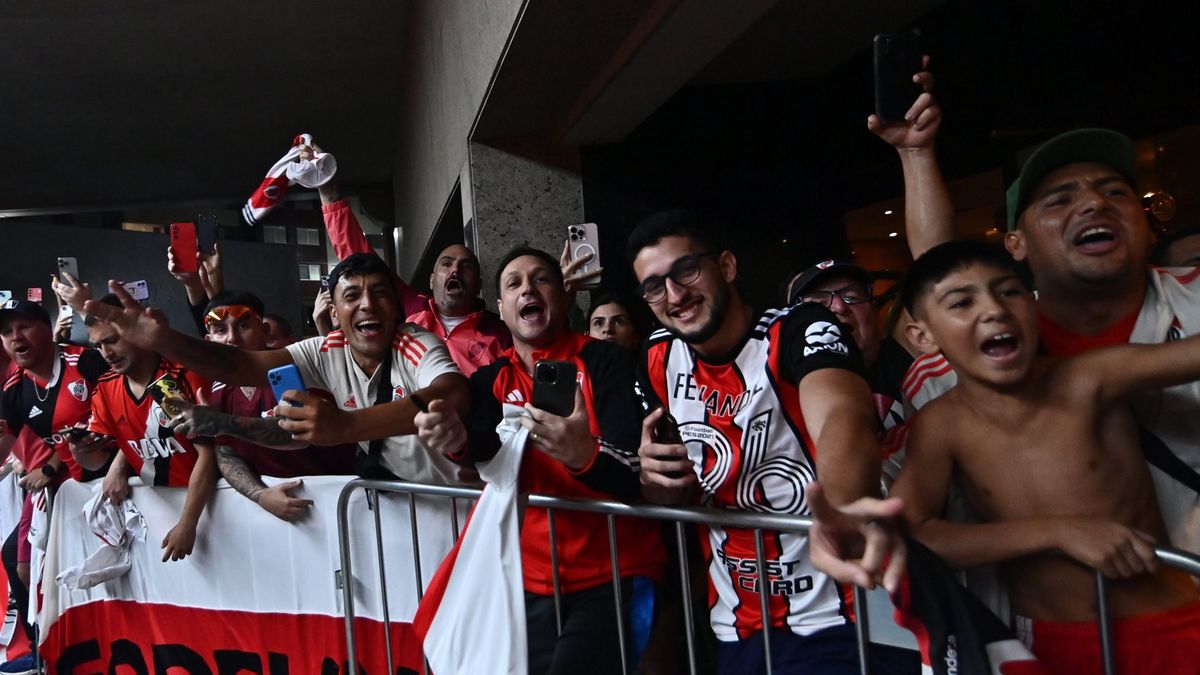 Los hinchas recibieron a los jugadores de River en Brasil.
