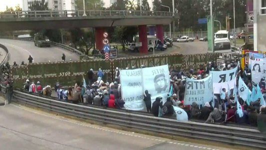 Tensión en el Puente Pueyrredón: organizaciones sociales buscan superar la supervalla para realizar un piquete