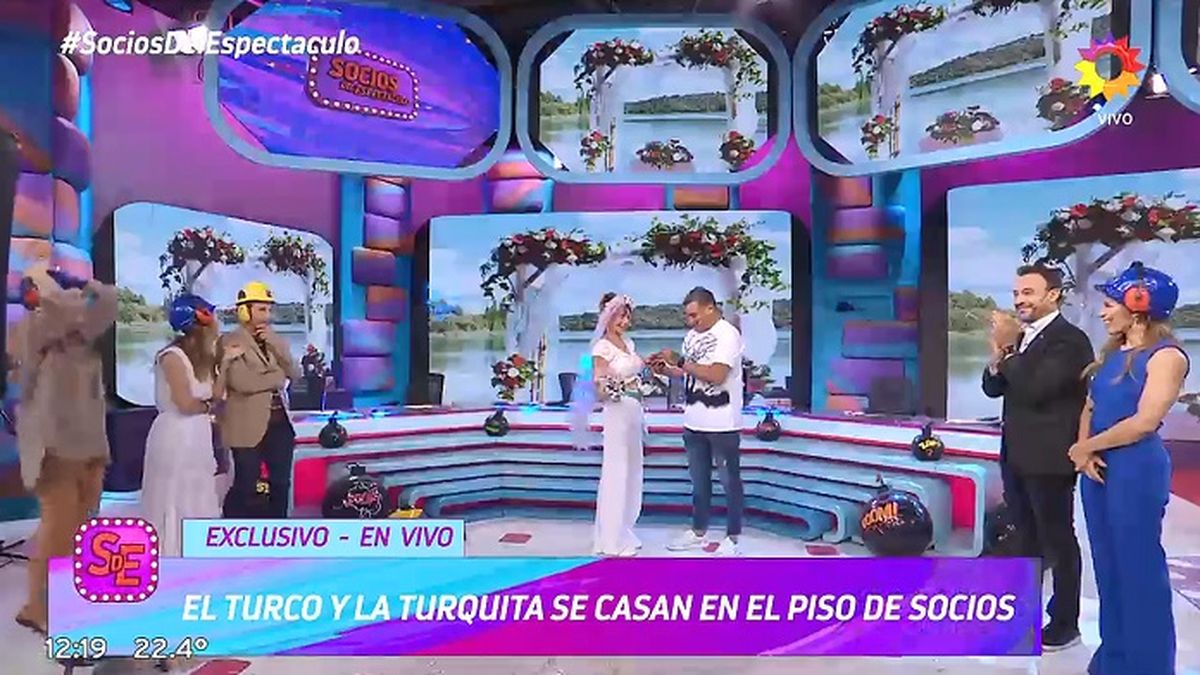 El Turco García se jugó y, luego de 25 años juntos, le pidió matrimonio a su mujer Mariela Prieto de rodillas y con cintillo en mano. 