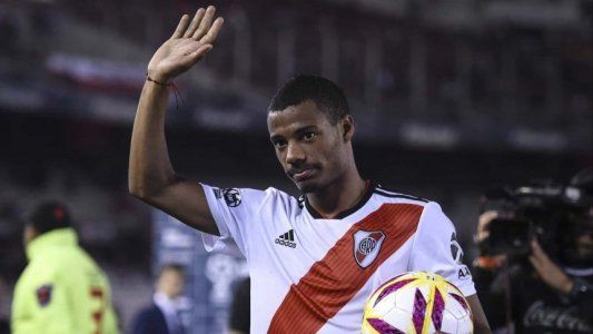 ¡Tensión! De La Cruz fue demorado por la justicia paraguaya en la previa de River-Cerro Porteño