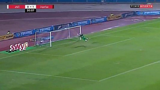 La doble atajada del año: en el fútbol egipcio, Superman se vistió de arquero y voló dos veces en seis segundos