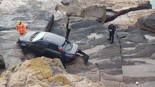 Mar del Plata: un auto saltó sobre un paredón y cayó por un barranco de 15 metros al agua