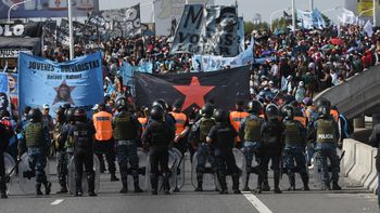Marcha piquetera nacional: realizan 128 cortes en todo el país y hay tensión en el Puente Pueyrredón
