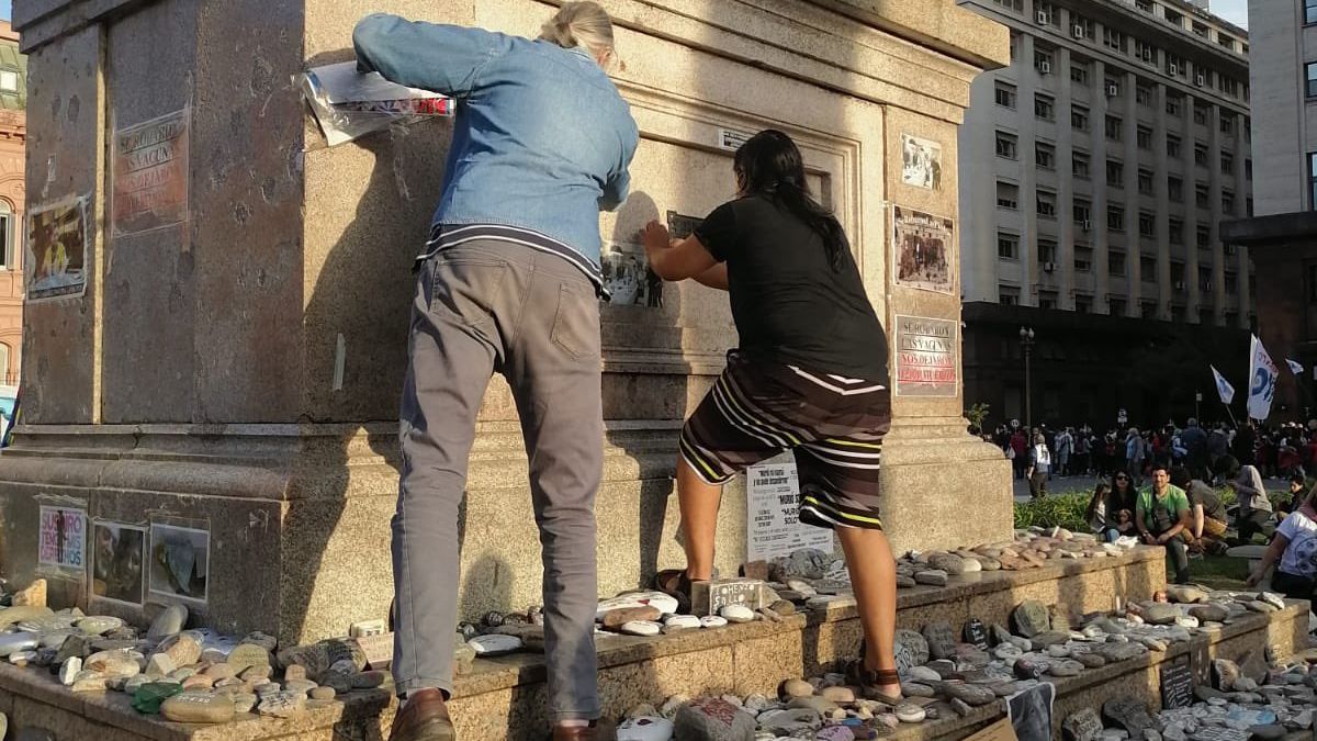 Dos de las personas que vandalizaron el monumento donde estaban depositadas las piedras.