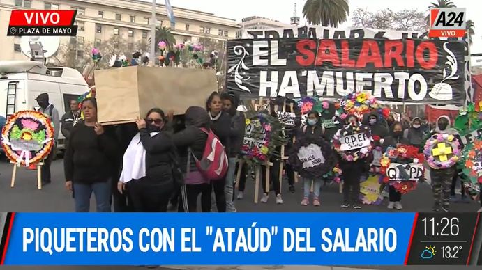La tumba del salario mínimo: militantes de izquierda marchan con un cajón fúnebre hasta Plaza de Mayo