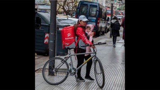 La historia detrás de la foto viral sobre la mamá repartidora de PedidosYa